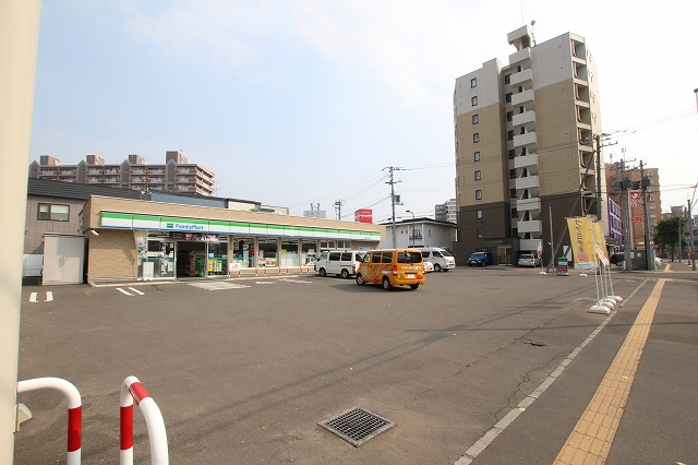 コンビニ　ファミリーマート札幌豊平6条店（コンビニ）まで381m
