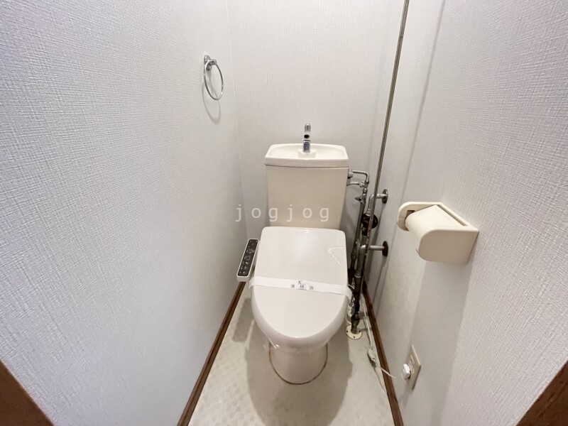トイレ　嬉しい温水洗浄便座付きのトイレです。