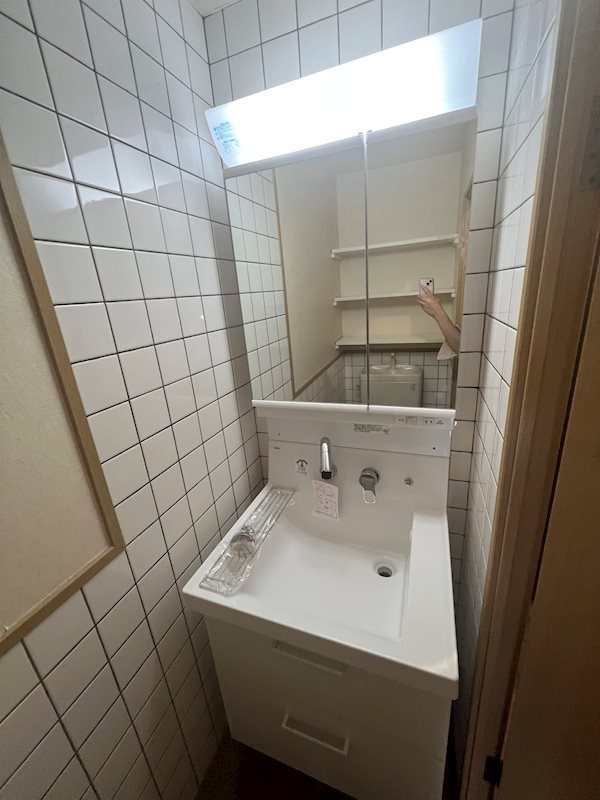 洗面設備　※別号室の参考写真です。