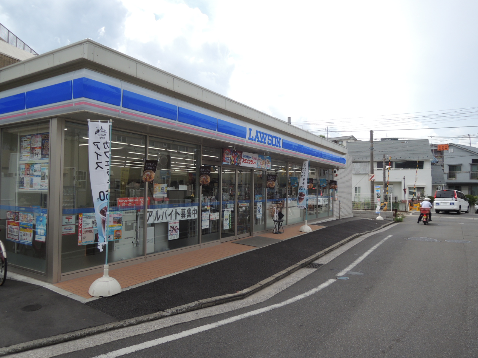 コンビニ　ローソン港北篠原町表谷店（コンビニ）まで215m