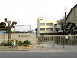 小学校　茨木市立春日小学校（小学校）まで704m