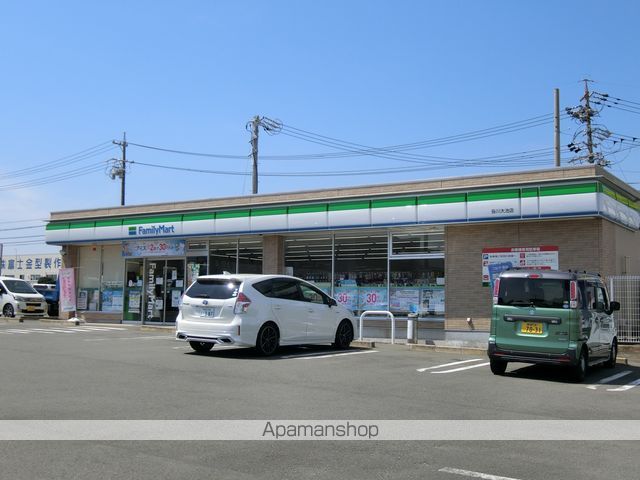 コンビニ　ファミリーマート（コンビニ）まで1121m