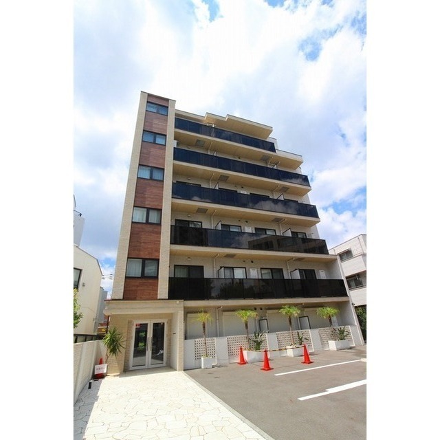 建物外観　鉄筋コンクリート造のがっちりとした建物。