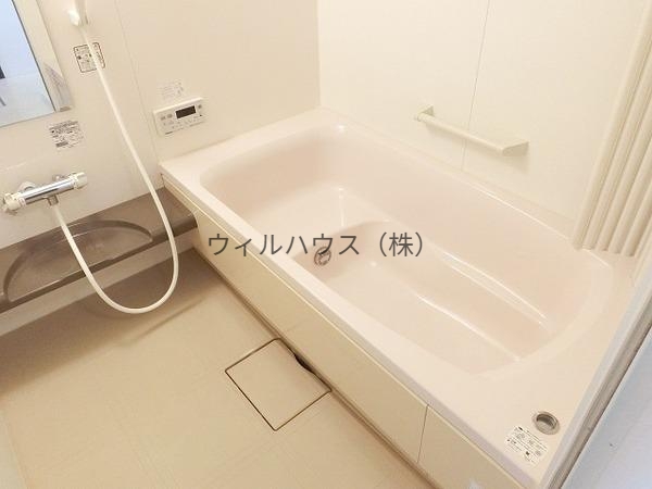 バス・シャワールーム　浴室乾燥機、追焚機能付の広々バスルーム！