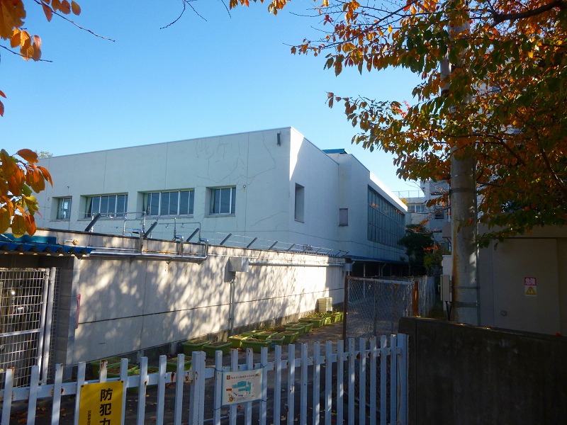 中学校　稲城第四中学校（中学校）まで429m