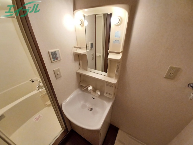 洗面設備　別部屋反転写真です