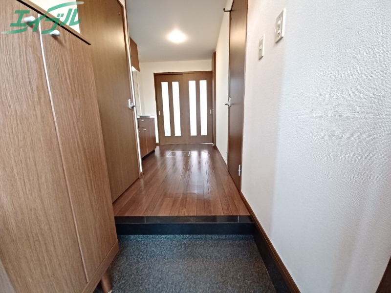 玄関　別部屋反転写真です