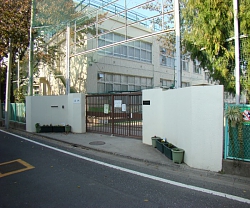 中学校　杉並区立神明中学校（中学校）まで418m