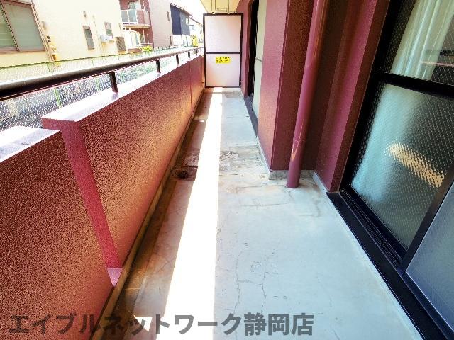 バルコニー　陽当たり良好なバルコニーです