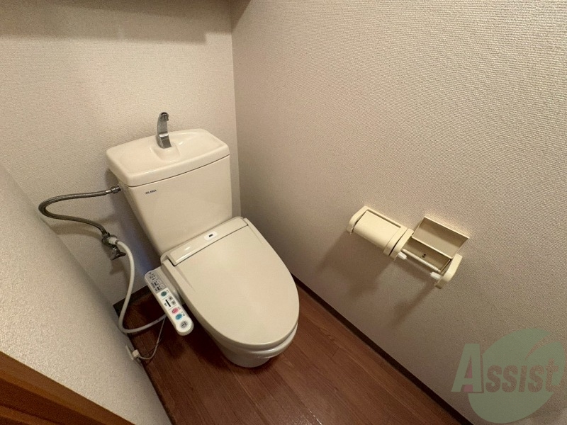 トイレ　こちらはトイレになります。ウォシュレット機能付です。