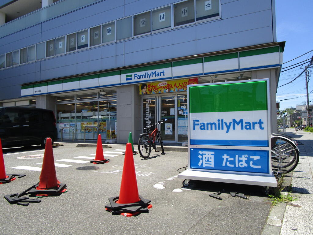 コンビニ　ファミリーマート横浜公田町店（コンビニ）まで395m