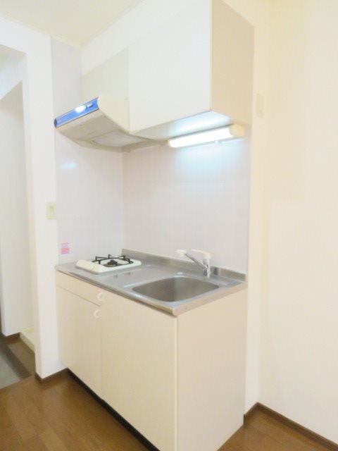 キッチン　コンロとシンクの間に作業スペースあり♪