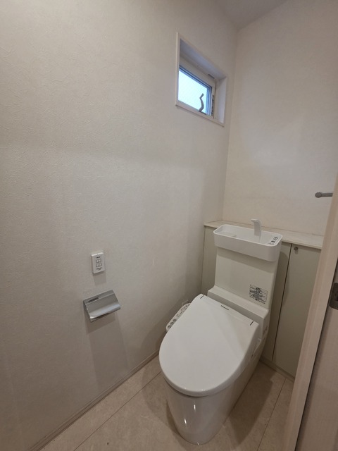 トイレ　２Ｆ：窓があるトイレスペース