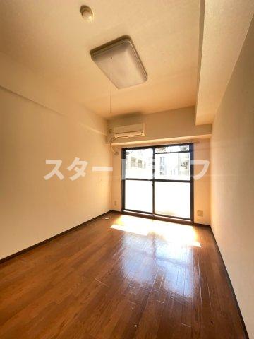ＪＲ東海道本線 新大阪駅 徒歩7分 12階建 築32年の居間写真