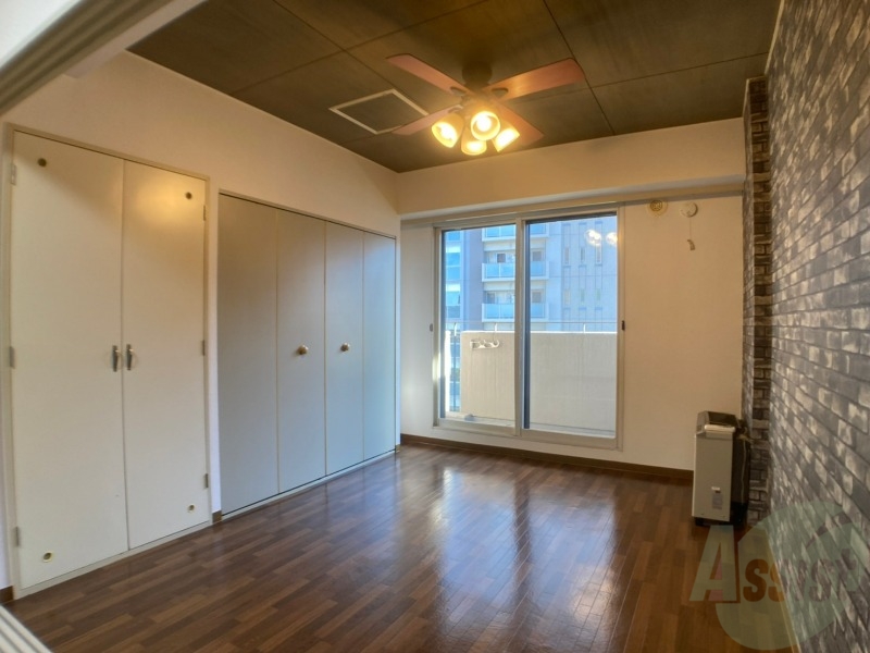 その他部屋・スペース　寝室はこちらです。光が差し込む、温かみのあるお部屋です。