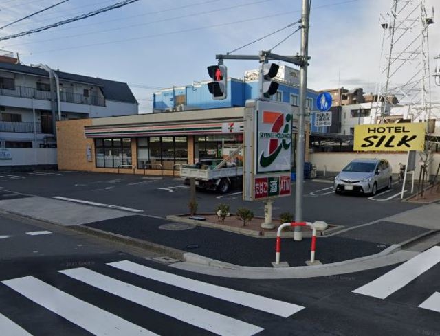 コンビニ　セブンイレブン足立花保南店（コンビニ）まで205m