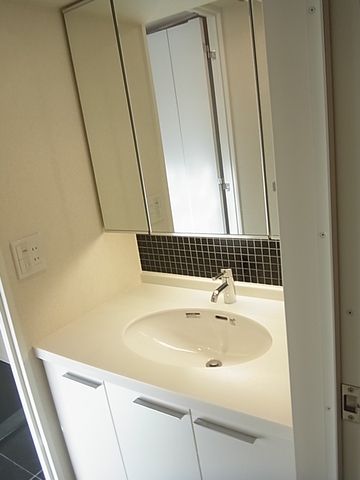 洗面設備　モノトーン色の洗面台