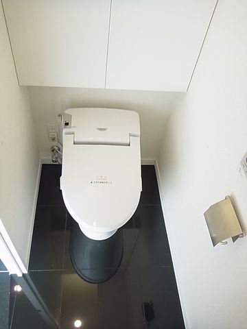 トイレ　タンクレスウォシュレット完備