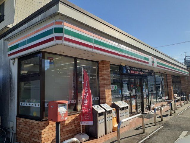 コンビニ　セブンイレブン魚津釈迦堂１丁目（コンビニ）まで500m