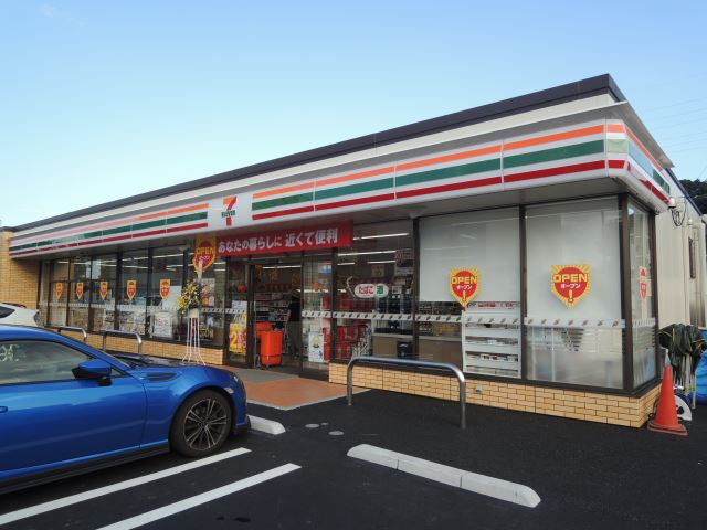 コンビニ　セブンイレブン（コンビニ）まで370m