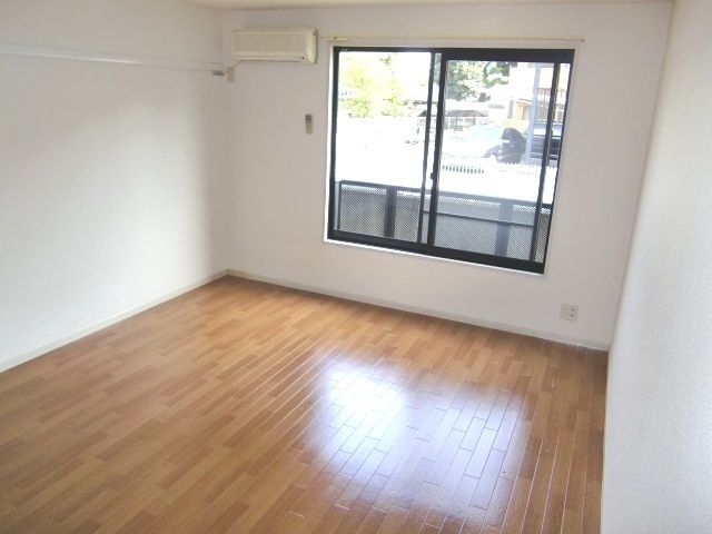 居室・リビング　★南東向きで日当たり良好のお部屋です★