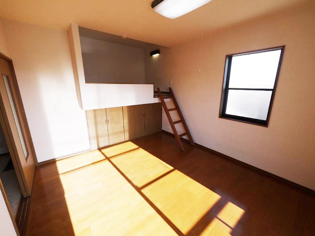 ピースフルマツダの居間写真