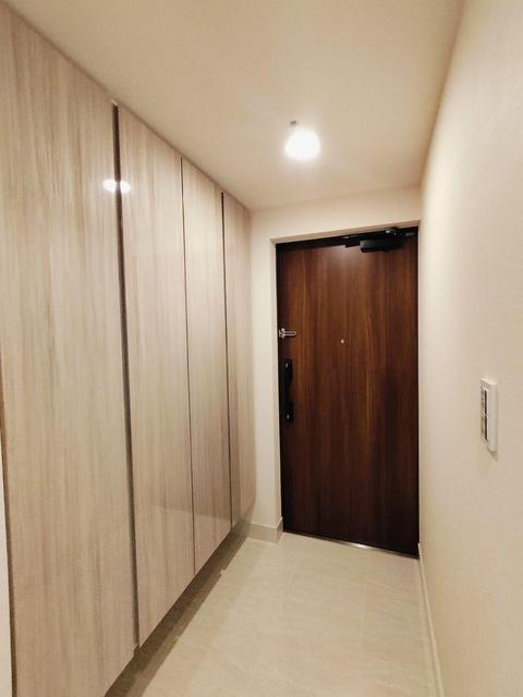 玄関　玄関　トール型収納