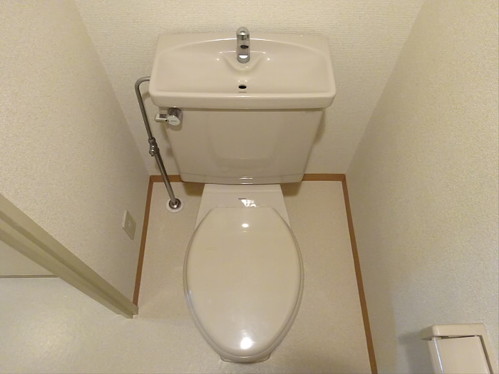 京王線 明大前駅 徒歩7分 3階建 築30年のトイレ写真