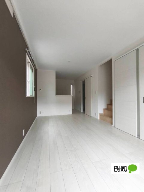 紫野上柳町戸建の居間写真