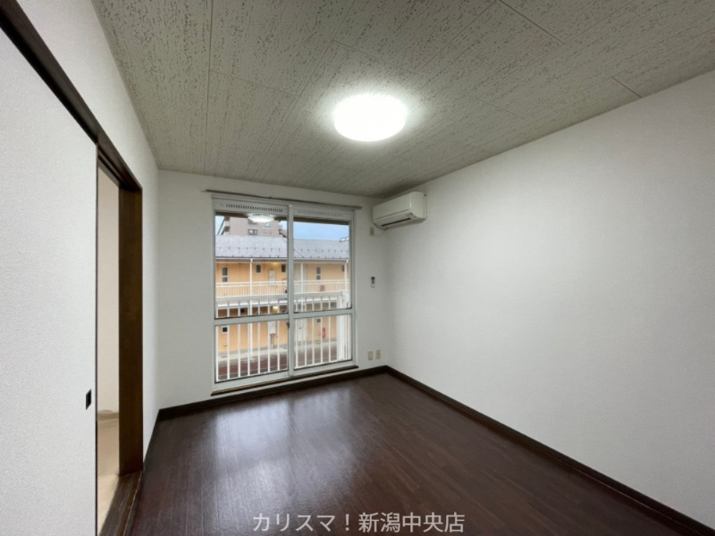 パストラール近江C棟の居間写真