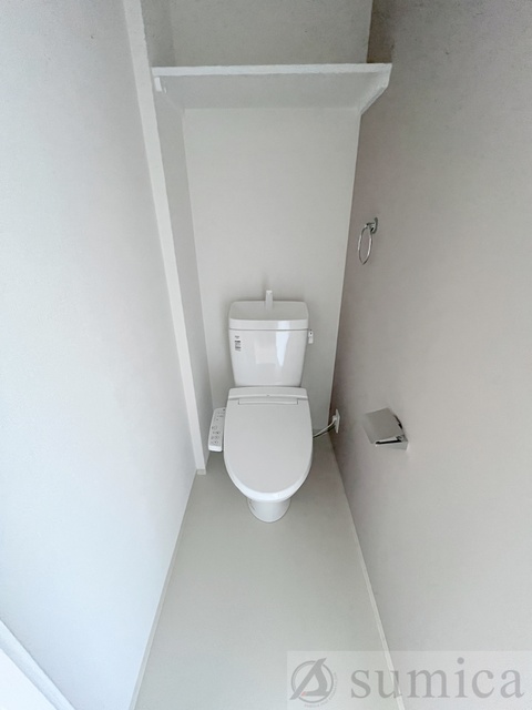 トイレ　人気アイテムの温水洗浄便座。清潔感のあるトイレです。