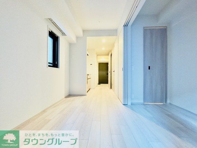 東京メトロ日比谷線 六本木駅 徒歩9分 11階建 築1年の居間写真