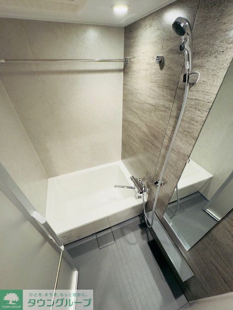 東京メトロ日比谷線 六本木駅 徒歩9分 11階建 築1年の風呂写真