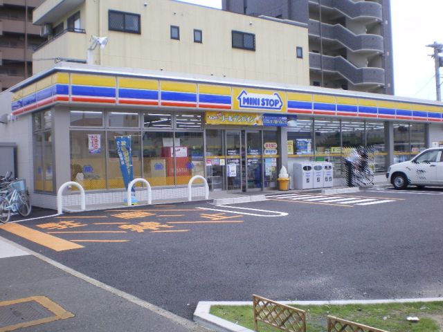 コンビニ　ミニストップ（コンビニ）まで330m
