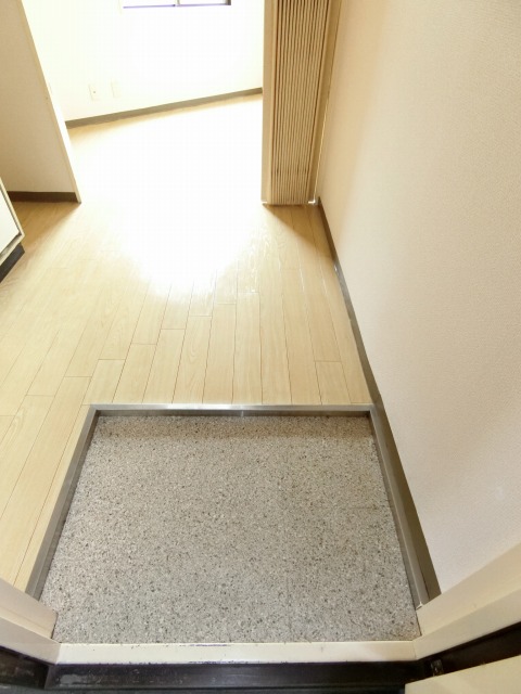 玄関　(参考)同マンション他部屋の写真