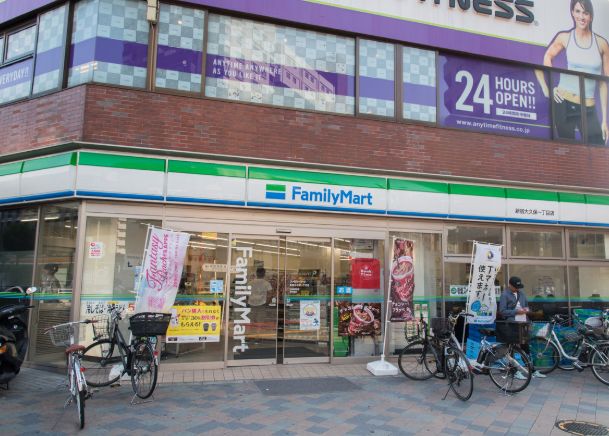 コンビニ　ファミリーマート新宿大久保一丁目店（コンビニ）まで200m