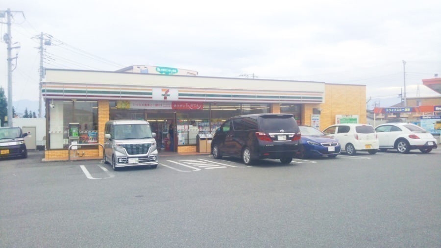 コンビニ　セフ?ン-イレフ?ン竜王西小前店（コンビニ）まで219m