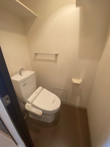 トイレ　温水洗浄便座付きのトイレです♪