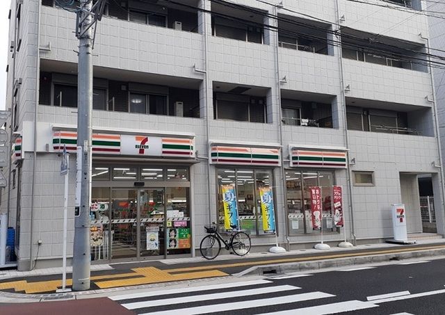 コンビニ　セブンイレブン日の出町一丁目店（コンビニ）まで107m