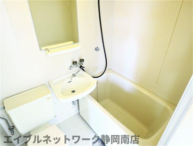 バス・シャワールーム　コンパクトで使いやすいお風呂です