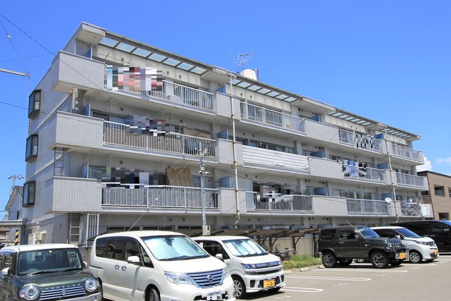 松山市東長戸のマンションの建物外観