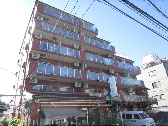 京都市西京区上桂北村町のマンションの建物外観