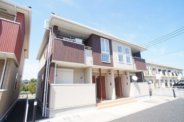 北茨城市中郷町上桜井のアパートの建物外観