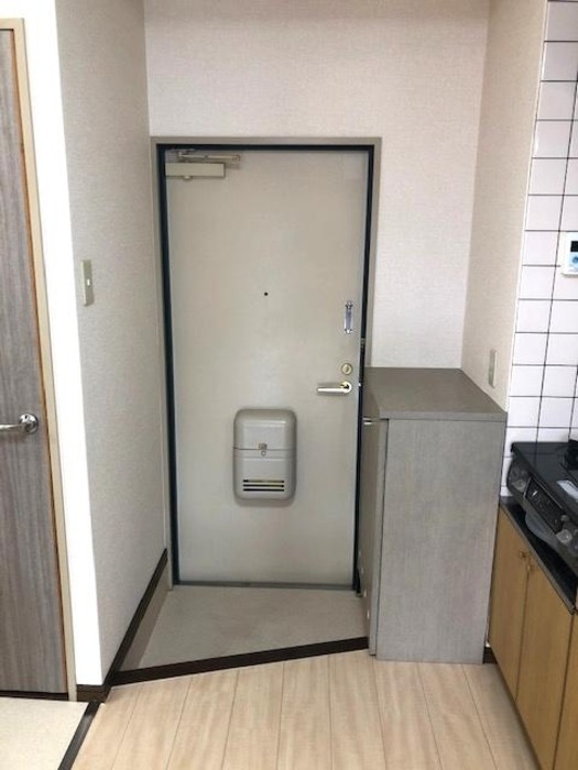 ＪＲ呉線 新広駅 バス乗車時間：15分 最寄りバス停で下車 徒歩1分 3階建 築32年の玄関写真