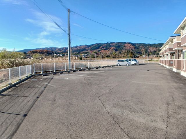 【亘理郡山元町山寺のアパートの駐車場】