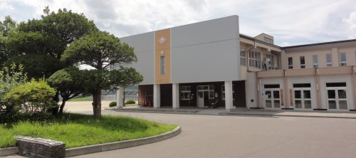 【遠野市松崎町白岩のマンションの小学校】