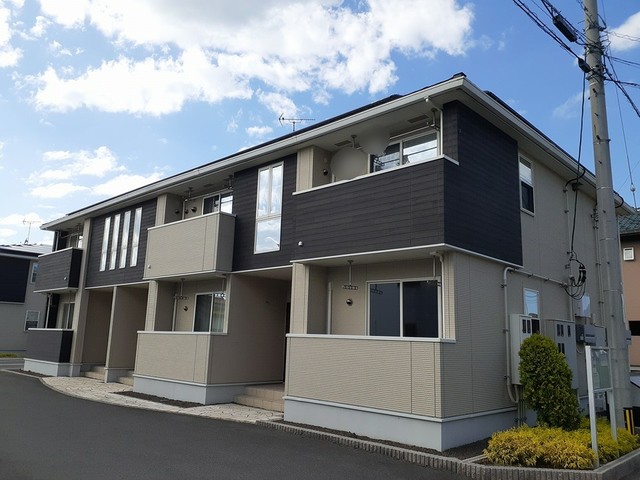 出雲市高岡町のアパートの建物外観