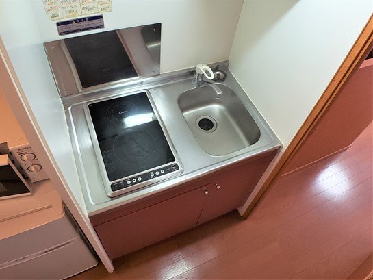 キッチン　電気コンロなので火災リスクが少なく安心