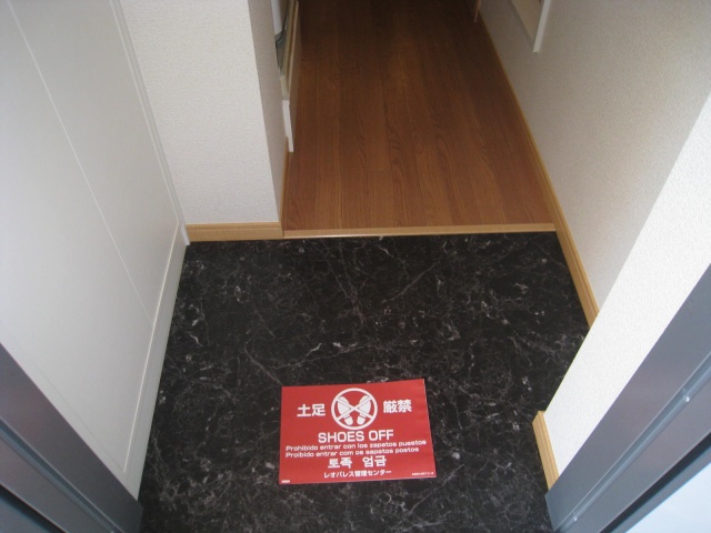 玄関　同物件、別号室のものです。