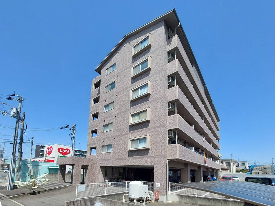 【松山市松末のマンションの建物外観】